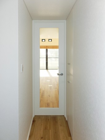 吹き抜け天井に木の梁で作ったオリジナル照明